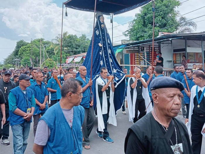 Peziarah dan warga Larantuka mengantar patung Tuan Ma (Patung Bunda Maria) dari Kapela Tuan Ma menuju Gereja Katedral,  Keuskupan Larantuka, Jumat (29/3/2024). 

Patung Tuan Ma ditemukan sekitar 5 abad yang lalu di Pantai Larantuka. Menurut kepercayaan masyarakat setempat, patung itu ditemukan oleh seorang anak laki-laki bernama Resiona saat  mencari siput di pantai. 

Resiona bertemu dengan seorang perempuan. Ketika ditanya perempuan itu hanya menunduk dan menulis di pasir tiga kata yang tidak dipahami Resiona. Saat perempuan itu mengangkat mukanya dia berubah menjadi patung kayu.
