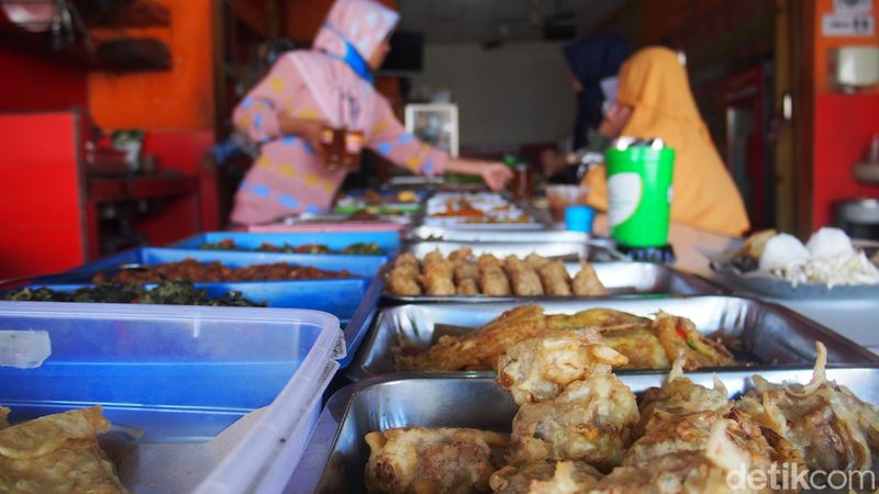 Penjual nasi kasreng di Kuningan.