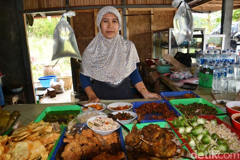Penjual nasi kasreng di Kuningan.