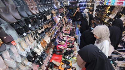 Penjualan Sandal dan Sepatu Jelang Lebaran Meningkat
