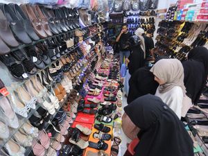 Penjualan Sandal dan Sepatu Jelang Lebaran Meningkat