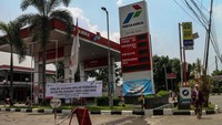 Pejalan kaki melintas di depan stasiun pengisian bahan bakar umum (SPBU) 34.169.24 yang ditutup sementara di Jalan Raya Bogor, Cimanggis, Kota Depok, Jawa Barat, Minggu (31/3/2024).