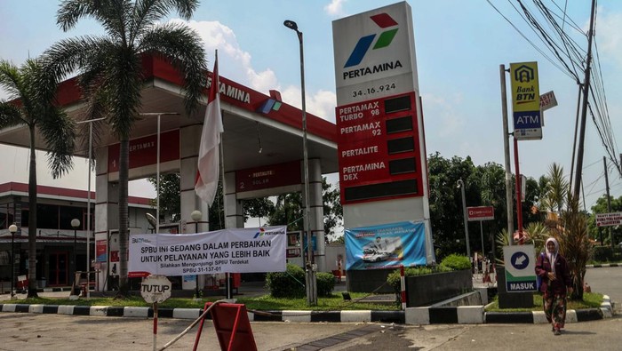 Penutupan SPBU karena menjual Pertalite yang dicampur pewarna Pengendara sepeda motor berhenti di dekat stasiun pengisian bahan bakar umum (SPBU) 34.169.24 yang ditutup sementara di Jalan Raya Bogor, Cimanggis, Kota Depok, Jawa Barat, Minggu (31/3/2024). Mabes Polri menutup SPBU yang berlokasi di Kilometer 28,5 Cimanggis, Depok tersebut karena menjual Pertalite yang dicampur pewarna agar menyerupai Pertamax. ANTARA FOTO/Yulius Satria Wijaya/tom..