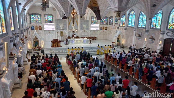 Peringatan Hari Paskah 2024 di Gereja Katedral Santa Maria Palembang terlaksana dengan khidmat. Pujian kepada Tuhan dilantunkan ribuan jemaat yang menghadiri acara Minggu Paskah.