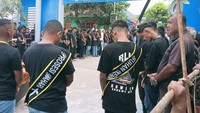 Peziarah dan warga Larantuka berjejer di pelataran Taman Doa Tuan Meninu, Jumat (29/3/2024). Mereka berdoa dan menanti prosesi bahari Tuan Meninu ke Pantai Kuce, Larantuka, hingga diarak menuju Gereja Katedral Keuskupan Larantuka.