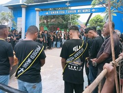 Peziarah dan warga Larantuka berjejer di pelataran Taman Doa Tuan Meninu, Jumat (29/3/2024). Mereka berdoa dan menanti prosesi bahari Tuan Meninu ke Pantai Kuce, Larantuka, hingga diarak menuju Gereja Katedral Keuskupan Larantuka.