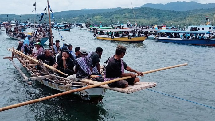 Peziarah dan Warga Larantuka Mengikuti Prosesi Tuan Meninu Peziarah dan warga Larantuka mengikuti prosesi Tuan Meninu di perairan Larantuka, pada Jumat (29/3/2024).
Tuan Meninu atau patung Yesus Tersalib dimuat di peti hitam dan dimasukkan dalam perahu yang disebut berok.
Kedatangan patung yang dinilai sakral ini tidak lepas dari kedatangan Kapal Saramboga yang ditumpangi para misionaris Portugis pada tahun 1600 di bibir Pantai Gebi, Larantuka.