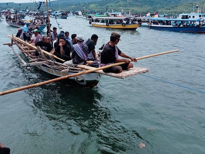 Peziarah dan warga Larantuka mengikuti prosesi Tuan Meninu di perairan Larantuka, pada Jumat (29/3/2024).

Tuan Meninu atau patung Yesus Tersalib dimuat di peti hitam dan dimasukkan dalam perahu yang disebut berok. 

Kedatangan patung yang dinilai sakral ini tidak lepas dari kedatangan Kapal Saramboga yang ditumpangi para misionaris Portugis pada tahun 1600 di bibir Pantai Gebi, Larantuka.