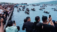 Sebagian peziarah dan warga Larantuka yang tak kebagian kapal menonton prosesi Tuan Meninu dari Pelabuhan, Jumat (29/3/2024). Sebanyak 7.753 peziarah dari berbagai daerah dan luar negeri menghadiri acara Semana Santa 2024 di Larantuka.
