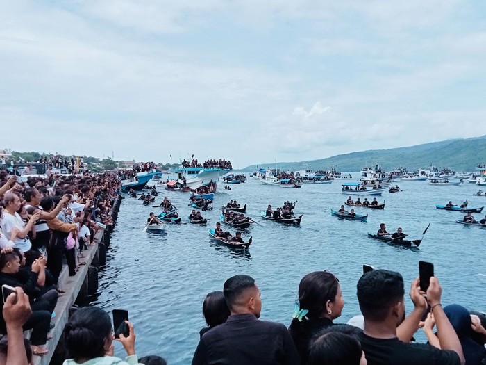 Sebagian peziarah dan warga Larantuka yang tak kebagian kapal menonton prosesi Tuan Meninu dari Pelabuhan, Jumat (29/3/2024).