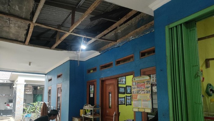 Plafon rumah warga rusak akibat ledakan gudang amunisi di Bogor (Dwi/detikcom)