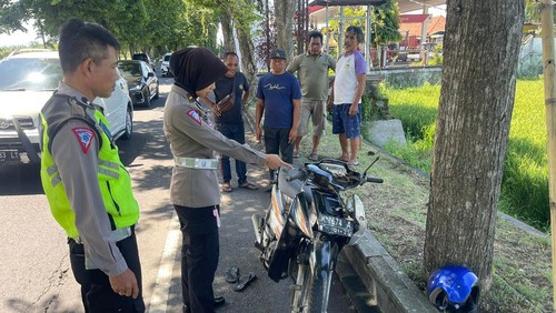 Polisi melakukan olah TKP di lokasi kecelakaan mau di Jalan Denpasar-Gilimanuk, Jembrana, Bali.