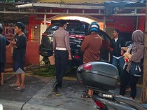 Fortuner Tabrak Pemotor-Rumah Warga di Makassar, 4 Orang Diamankan