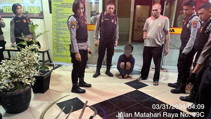 Polisi mengamankan 10 pemuda yang terlibat tawuran di dua lokasi di Medan. Selain itu, ada senjata tajam disita dari para pelaku. (Foto: dok Polda Sumut).