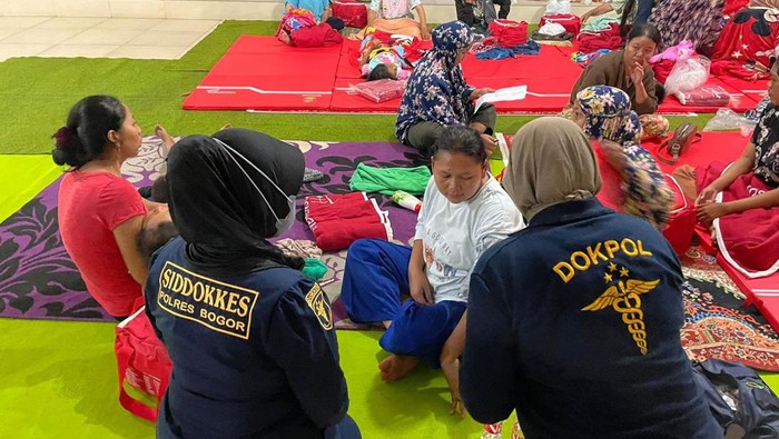 Polres Bogor memberikan bantuan tenaga kesehatan kepada warga di sekitar lokasi Gudang Munisi Daerah (Gudmurah) nomor 6 milik Kodam Jaya yang terbakar semalam.(Dok Polres Bogor )