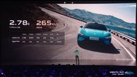 Lantas, terbaik dari yang terbaik adalah SU7 Max. Xiaomi membekali motor ini dengan motor listrik ganda dengan rate maksimal 871V. Total tenaga maksimalnya diklaim tembus 495 kW dan torsi 838 Nm. Hanya butuh 2,78 detik untuk melarikan mobil ini dari 0-100 km per jam dan top speed-nya diklaim bisa sampai 265 km/jam.Xiaomi SU7 Max hadir dengan baterai berkapasitas 101 kW. Diklaim saat terisi penuh, baterai ini bisa membawanya menempuh jarak 800 km. Hal yang juga mengagumkan dari mobil ini adalah koefisien drag-nya temubs 0,195 cd. Artinya, mobil ini tak hanya aerodinamis tapi juga efisien ketika melaju. Foto: Youtube/Xiaomi