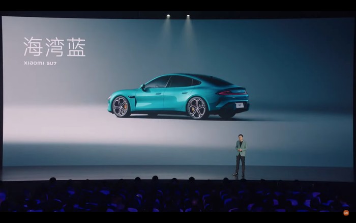 Presentasi CEO Xiaomi, Lei Jun, saat meluncurkan mobil listrik Xiaomi SU7 di China pada Jumat (28/3/24).