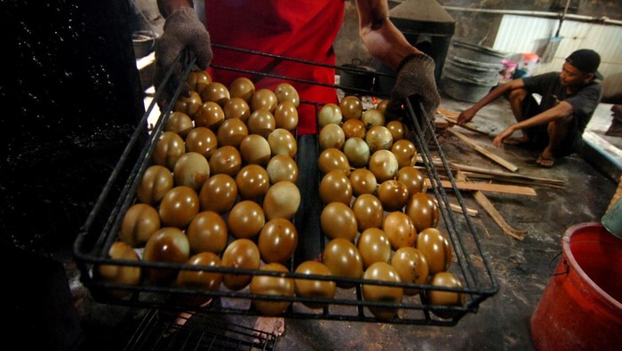 Pekerja bersiap melakukan proses pengasapan di rumah industri telur asin HTM, Brebes, Jawa Tengah, Sabtu (30/3/2024). Produsen menyebutkan selama Ramadhan hingga Lebaran diperkirakan produksi telur asin yang dijual Rp5.500 hingga Rp6.000 itu meningkat hingga tiga kali lipat dari biasanya 20.000 menjadi 60.000 butir per hari seiring permintaan jelang arus mudik dan arus balik. ANTARA FOTO/Oky Lukmansyah/foc.