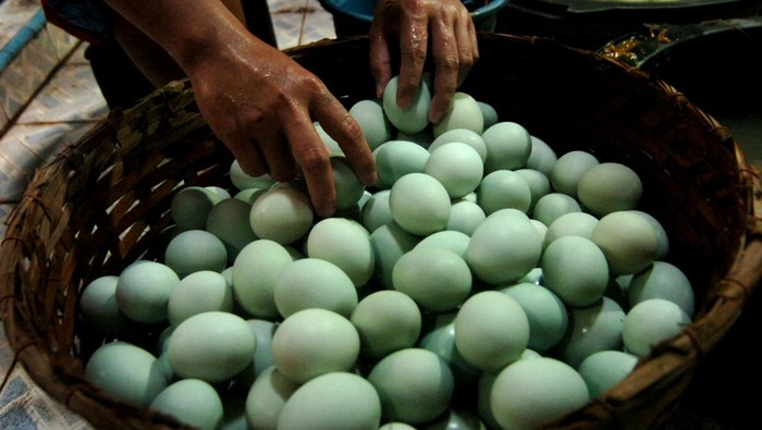 Pekerja bersiap melakukan proses pengasapan di rumah industri telur asin HTM, Brebes, Jawa Tengah, Sabtu (30/3/2024). Produsen menyebutkan selama Ramadhan hingga Lebaran diperkirakan produksi telur asin yang dijual Rp5.500 hingga Rp6.000 itu meningkat hingga tiga kali lipat dari biasanya 20.000 menjadi 60.000 butir per hari seiring permintaan jelang arus mudik dan arus balik. ANTARA FOTO/Oky Lukmansyah/foc.