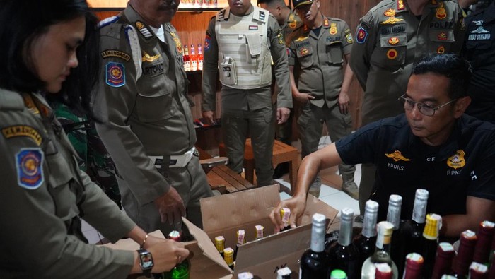 Razia Satpol PP Berujung Penyitaan 52 Botol Miras dari Ruko di Bogor