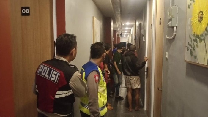 Razia pasangan mesum di Hotel Ready Room Surabaya