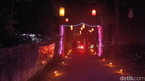 Ribuan lampion dan pelita saat terpasang di Kupang, NTT, Sabtu (30/3/2024). (Simon Selly / detikBali)