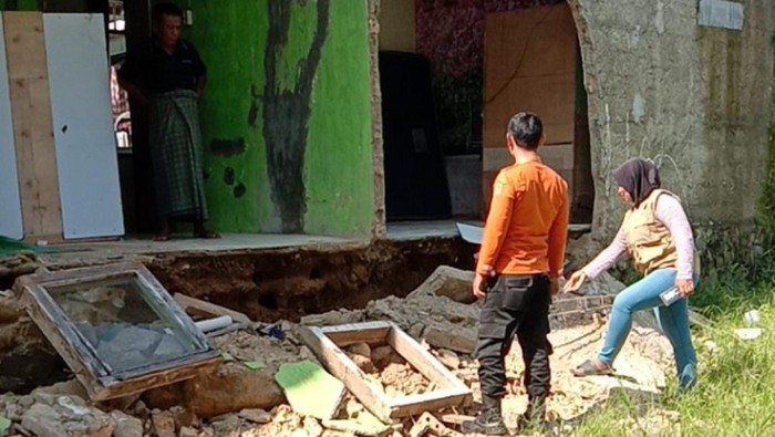Rumah warga Ciawi Bogor rusak imbas hujan deras