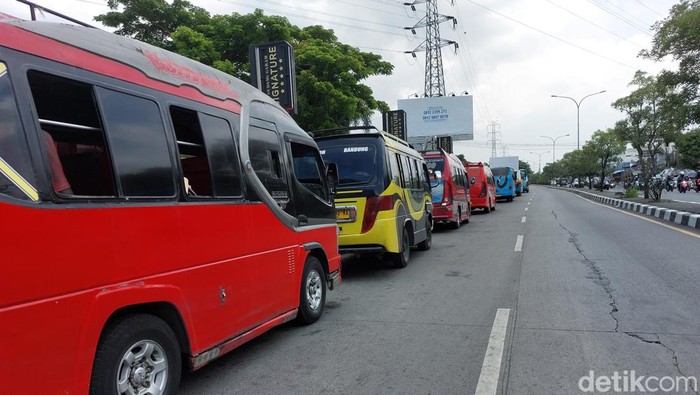 Sejumlah bus parkir menunggu penumpang di sekitar Terminal Harjamukti Cirebon.