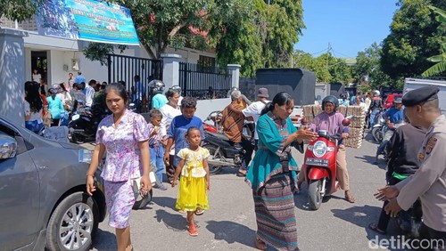 Suasana di pintu masuk Gereja Katolik Paroki Santo Yusuf Kecamatan Raba, Kota Bima, Minggu (31/3/2024).