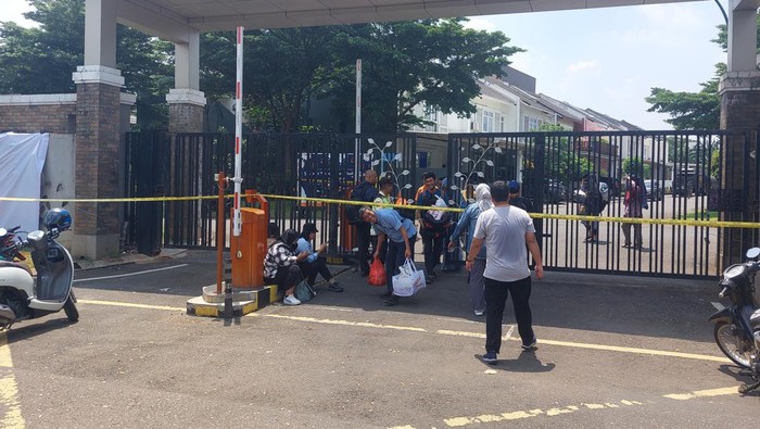 Suasana di salah satu klaster perumahan usai kebakaran gudang amunisi milik Kodam Jaya (Sholihin/detikcom)