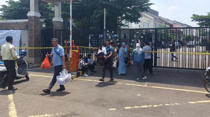 Suasana di salah satu klaster perumahan usai kebakaran gudang amunisi milik Kodam Jaya (Sholihin/detikcom)
