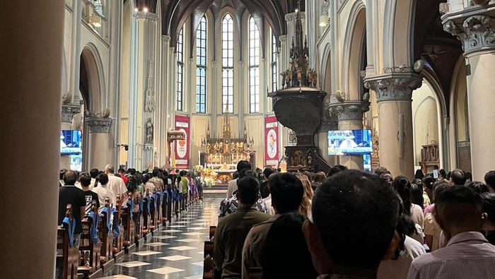 Suasana Penuh Kekhidmatan saat Misa Paskah Menggema di Katedral Jakarta