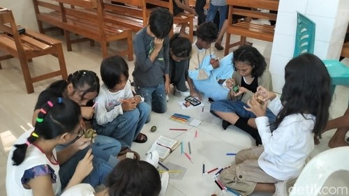 Suasana rangkaian kegiatan lomba dalam rangka Paskah di GMIT Talitakumi, Pasir Panjang, Kupang, Minggu (31/3/2024). (Anastasya Berek/detikBali)