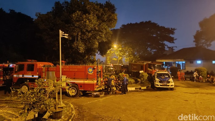 Suasana sekitar kompleks Gudang Munisi Daerah (Gudmurah) Kodam Jaya di Kabupaten Bogor, pukul 00.00 WIB. (Rizky Adha Mahendra/detikcom)