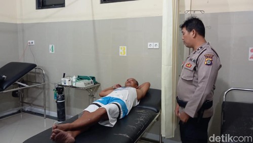 Suwirta saat menjalani perawatan di Puskesmas Manggis 1 setelah mendapat pukulan dari bule Australia, Sabtu (30/3/2024).