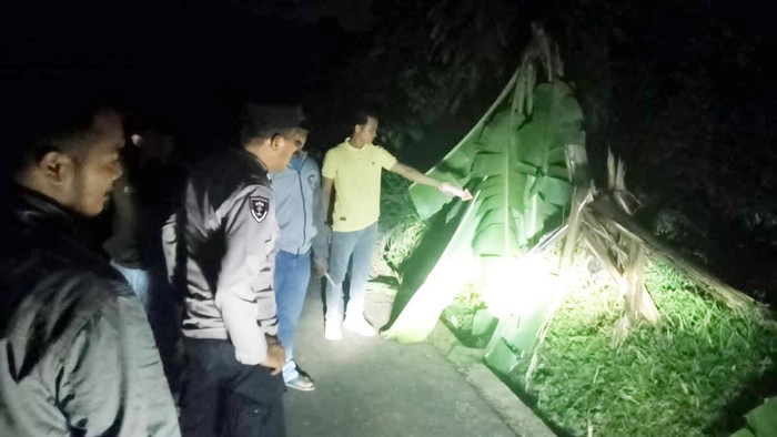 Petugas kepolisian bersama tim Inafis Polres Purbalingga melakukan olah TKP siswa SD tersambar petir di Desa Candinata, Kecamatan Kutasari, Kabupaten Purbalingga, Sabtu (30/3/2024) malam.