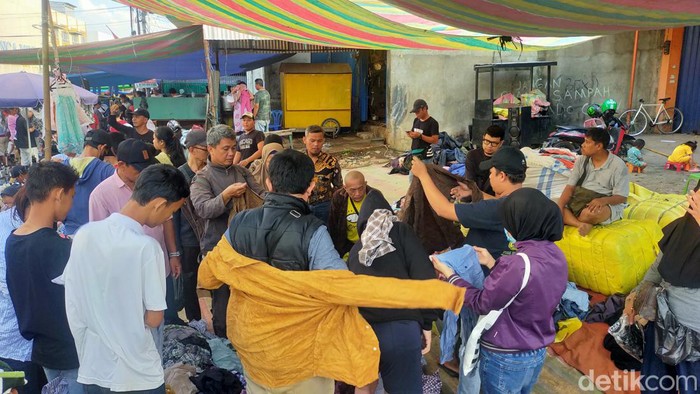 Thrifting Jelang Lebaran di Palembang