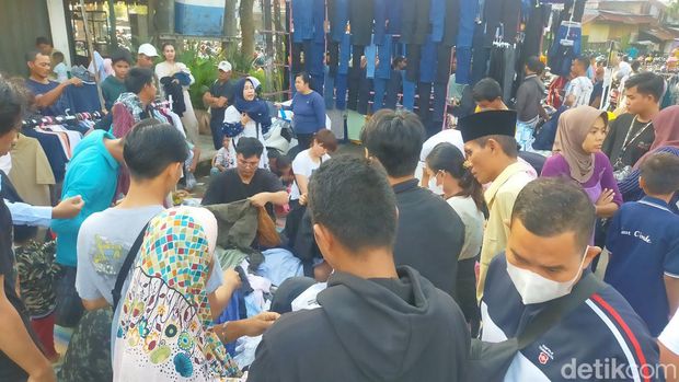 Thrifting Jelang Lebaran di Palembang