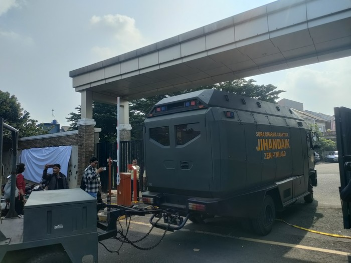 Tim Penjinak Bom Telusuri Permukiman dalam Radius 1 Kilometer dari Gudang Amunisi Kodam Jaya yang Alami Kebakaran