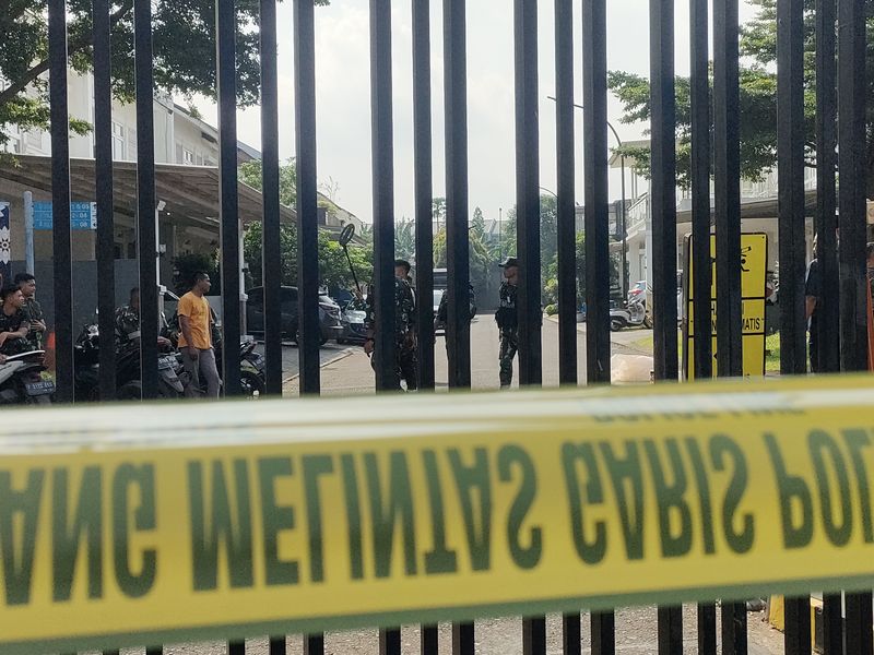 Tim Jihandak sisir perumahan berjarak 1 Km dari gudang amunisi yang terbakar (Dwi/detikcom)