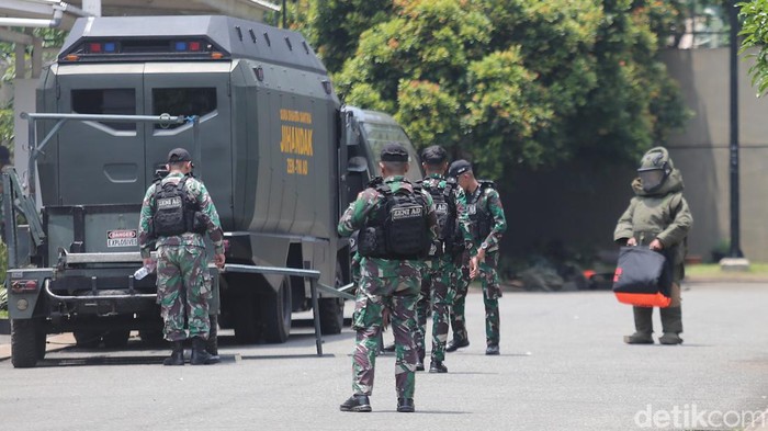 Tim Jihandak Temukan 5 Granat yang Terpental ke Permukiman Warga