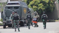 Penyisiran yang dilakukan dengan mobil penjinak bahan peledak, metal detector, dan peredam ledakan dengan daya eksplosif tinggi tersebut bertujuan meminimalisir serpihan sisa ledakan.