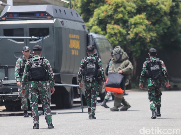 Tim Jihandak Temukan 5 Granat yang Terpental ke Permukiman Warga