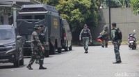 Ini momen saat personel Kompi Penjinak Bahan Peledak (Jihandak) Zeni TNI AD menemukan 5 granat yang terpental ke Cluster Visalia di Kota Wisata Cibubur akibat kebakaran di gudang amunisi TNI AD Ciangsana, Kabupaten Bogor, Minggu (31/3/2024).