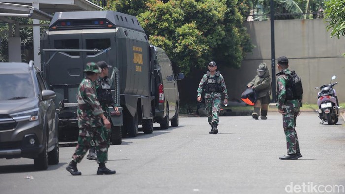 Tim Jihandak Temukan 5 Granat yang Terpental ke Permukiman Warga