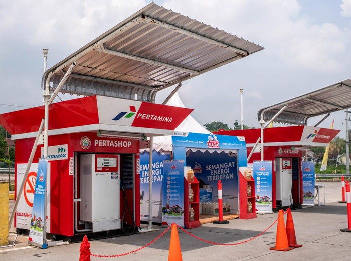Petugas mengisi bahan bakar minyak (BBM) mobil pemudik di Pertashop Rest Area Tol Batang-Semarang. Menjelang Arus Mudik Lebaran Idul Fitri 2024, Pertamina Retail selaku operation arm dari Sub Holding Commercial & Trading PT Pertamina Patra Niaga telah mempersiapkan strategi khusus dengan menyiapkan infrastruktur tambahan untuk pelayanan konsumen pemudik.