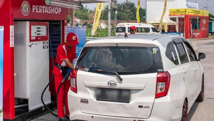 Petugas mengisi bahan bakar minyak (BBM) mobil pemudik di Pertashop Rest Area Tol Batang-Semarang. Menjelang Arus Mudik Lebaran Idul Fitri 2024, Pertamina Retail selaku operation arm dari Sub Holding Commercial & Trading PT Pertamina Patra Niaga telah mempersiapkan strategi khusus dengan menyiapkan infrastruktur tambahan untuk pelayanan konsumen pemudik.