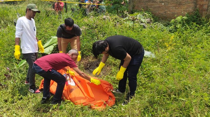 TKP penemuan mayat lansia membusuk di Sukabumi