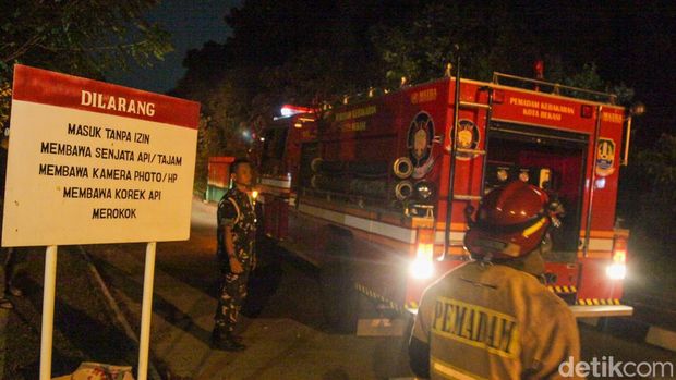 Tim gabungan TNI hingga pemadam kebakaran menyisir titik ledakan Gudang Munisi Daerah (Gudmurah) Kodam Jaya, Bogor.