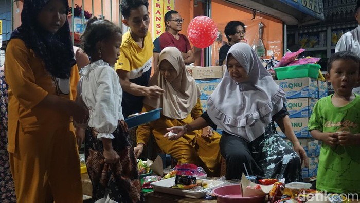 Tradisi Weh Buweh di Kampung Sampangan Demak. Tradisi ini digelar setiap malam 21 Ramadan. Foto diambil Minggu (31/3/2024).